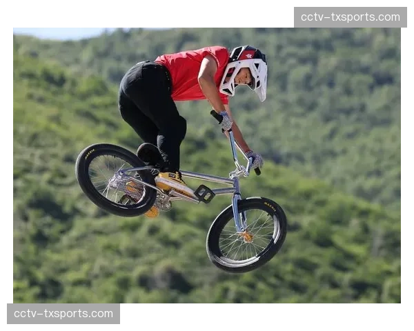 BMX自由式小轮车世界系列赛：英国车手迪伦·海斯完成首个比赛日满分线