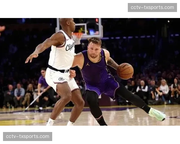 东契奇左腿筋二级拉伤无限期缺阵，湖人季后赛前景蒙上阴影